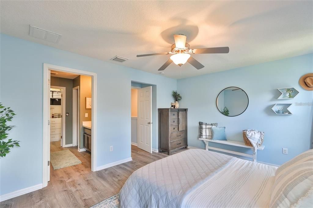 合同活跃: $1,900 (2 贝兹, 2 浴室, 1240 平方英尺)