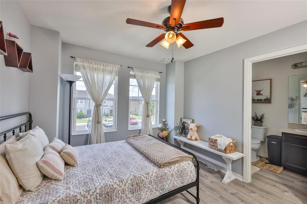 合同活跃: $1,900 (2 贝兹, 2 浴室, 1240 平方英尺)