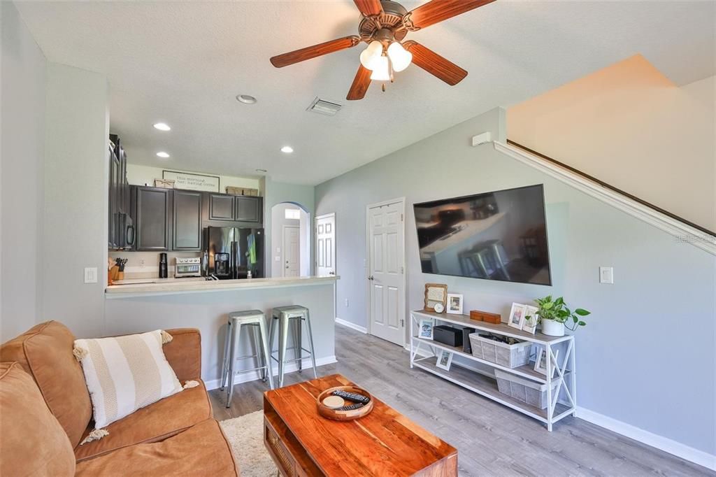 合同活跃: $1,900 (2 贝兹, 2 浴室, 1240 平方英尺)