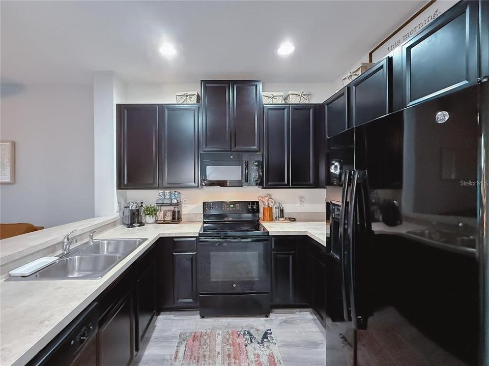 合同活跃: $1,900 (2 贝兹, 2 浴室, 1240 平方英尺)