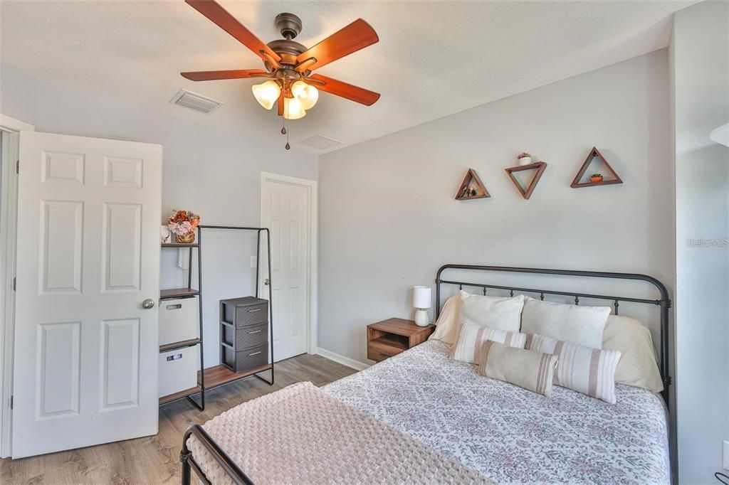 合同活跃: $1,900 (2 贝兹, 2 浴室, 1240 平方英尺)