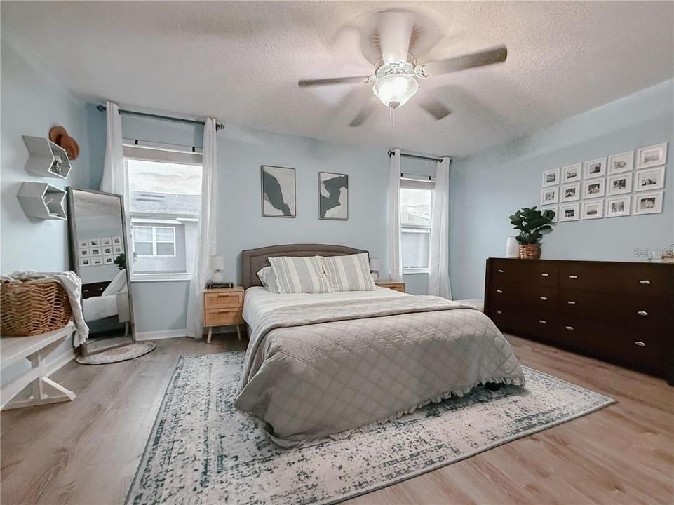 合同活跃: $1,900 (2 贝兹, 2 浴室, 1240 平方英尺)