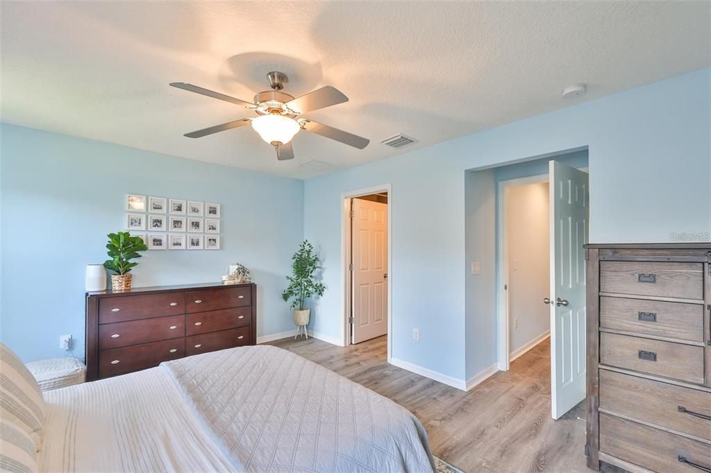 合同活跃: $1,900 (2 贝兹, 2 浴室, 1240 平方英尺)