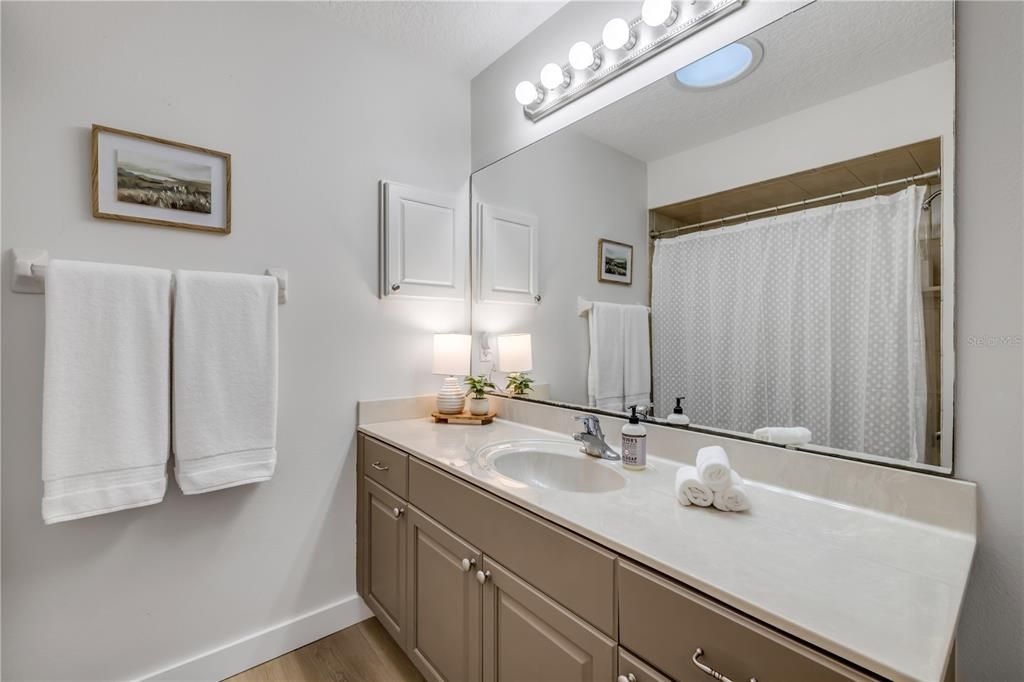 En Venta: $1,390,000 (4 camas, 3 baños, 2550 Pies cuadrados)