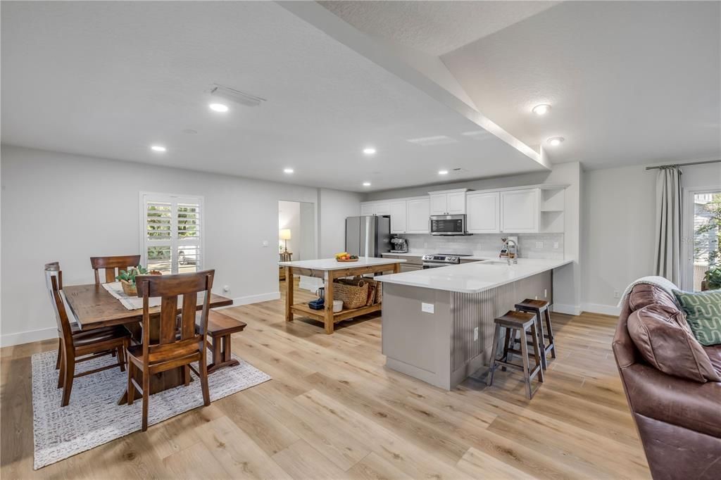 En Venta: $1,390,000 (4 camas, 3 baños, 2550 Pies cuadrados)