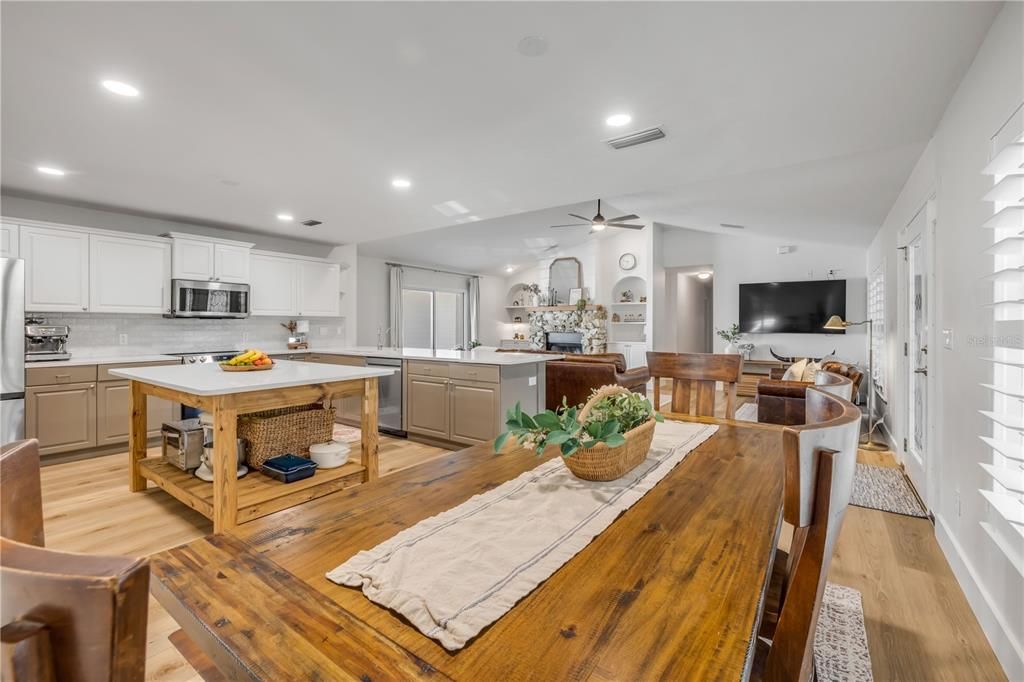 En Venta: $1,390,000 (4 camas, 3 baños, 2550 Pies cuadrados)