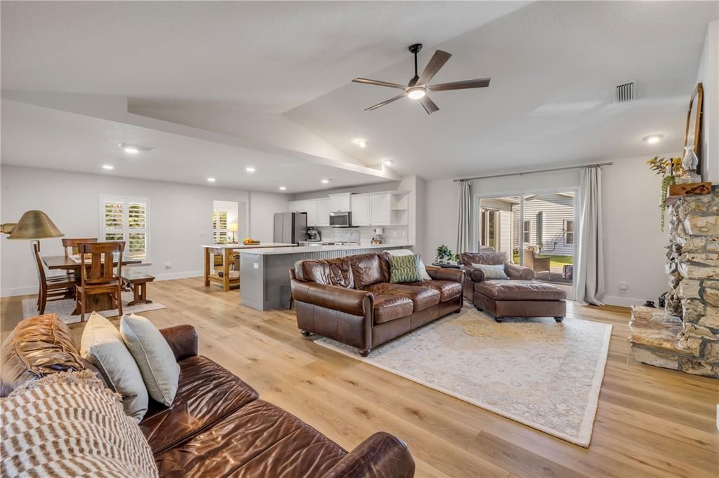 En Venta: $1,390,000 (4 camas, 3 baños, 2550 Pies cuadrados)