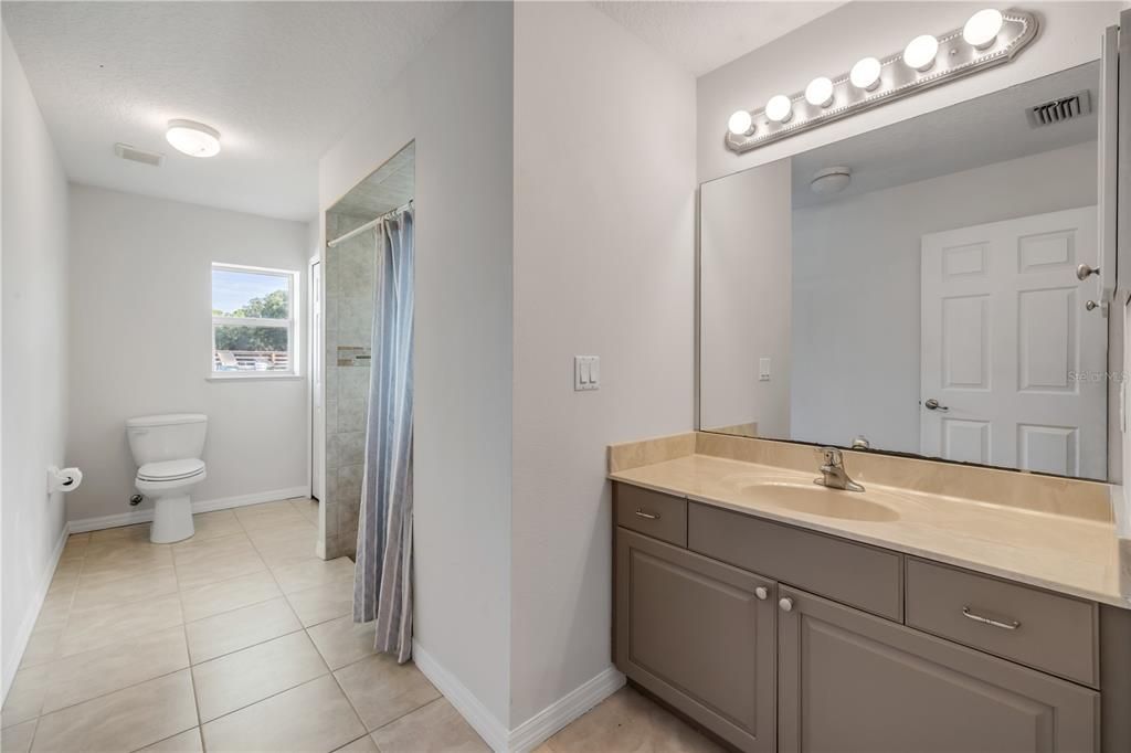 En Venta: $1,390,000 (4 camas, 3 baños, 2550 Pies cuadrados)