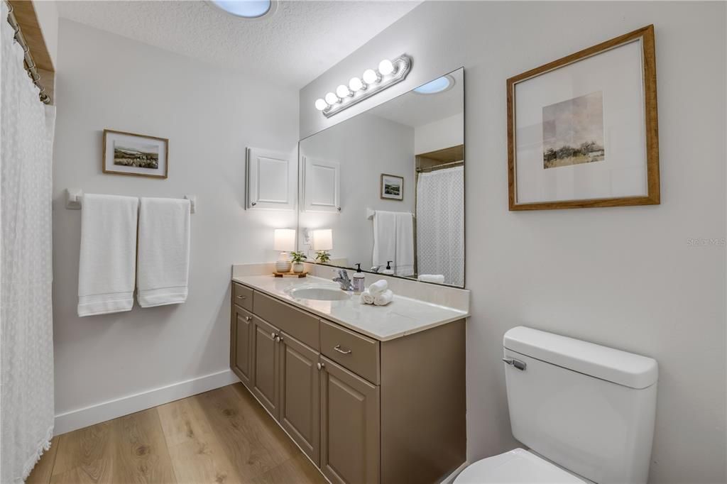 En Venta: $1,390,000 (4 camas, 3 baños, 2550 Pies cuadrados)