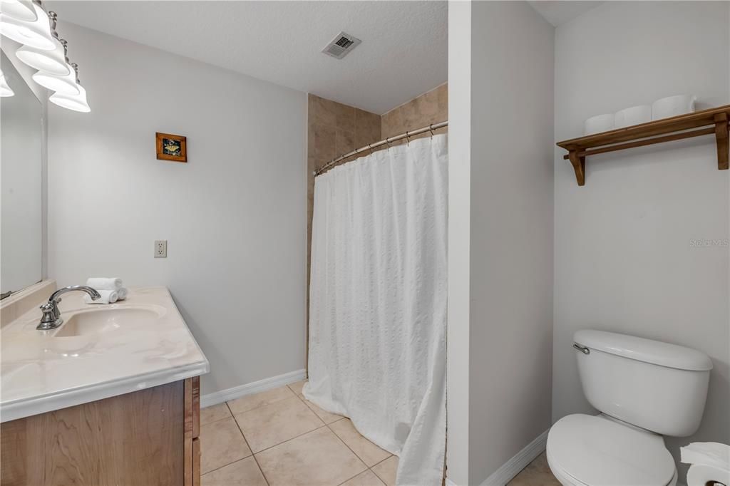 En Venta: $1,390,000 (4 camas, 3 baños, 2550 Pies cuadrados)