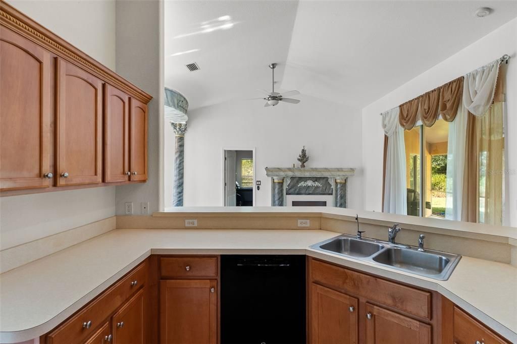 合同活跃: $304,900 (3 贝兹, 2 浴室, 2234 平方英尺)