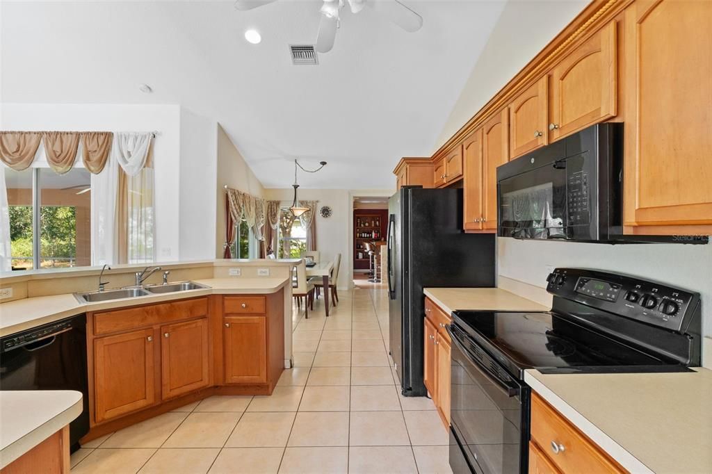 合同活跃: $304,900 (3 贝兹, 2 浴室, 2234 平方英尺)