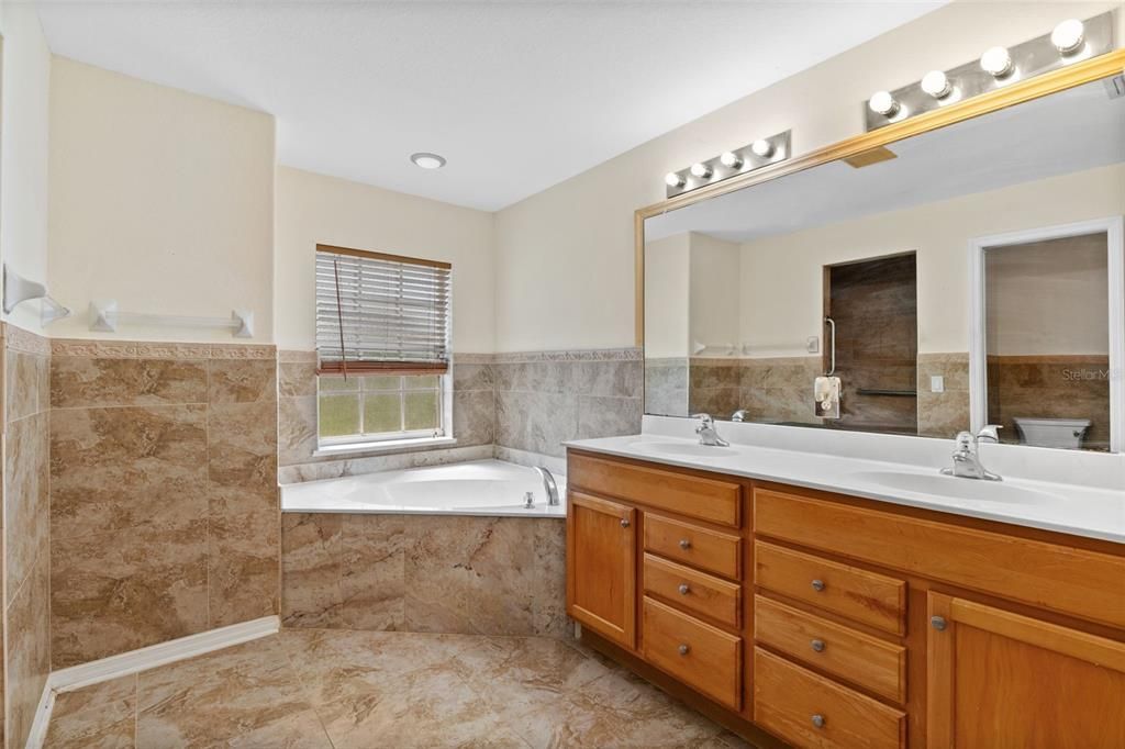 合同活跃: $304,900 (3 贝兹, 2 浴室, 2234 平方英尺)