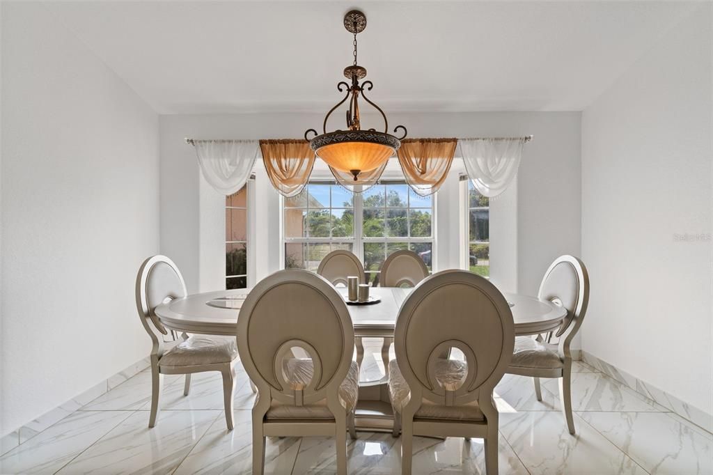 合同活跃: $304,900 (3 贝兹, 2 浴室, 2234 平方英尺)