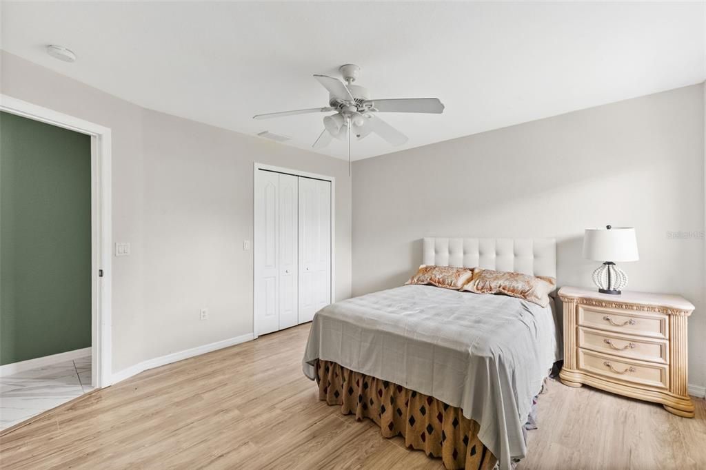 合同活跃: $304,900 (3 贝兹, 2 浴室, 2234 平方英尺)