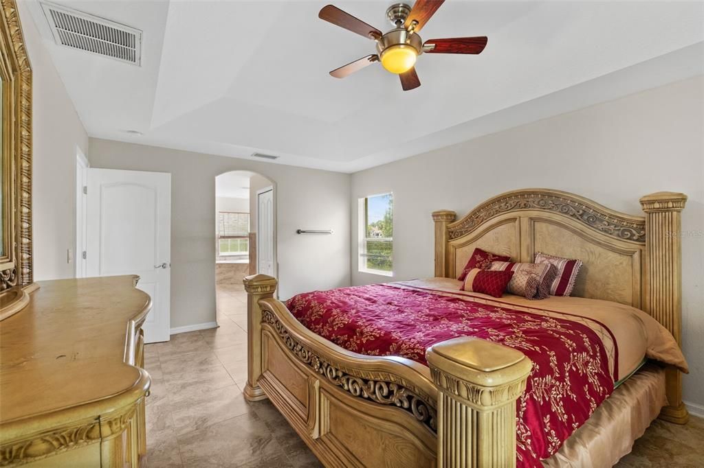 合同活跃: $304,900 (3 贝兹, 2 浴室, 2234 平方英尺)