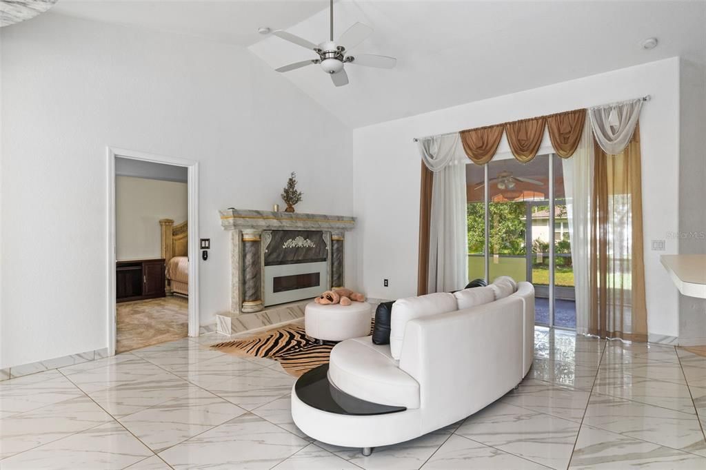 合同活跃: $304,900 (3 贝兹, 2 浴室, 2234 平方英尺)