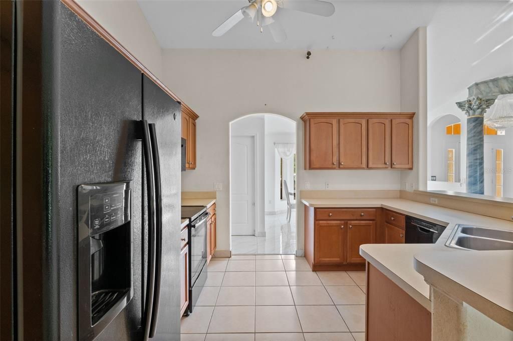 合同活跃: $304,900 (3 贝兹, 2 浴室, 2234 平方英尺)