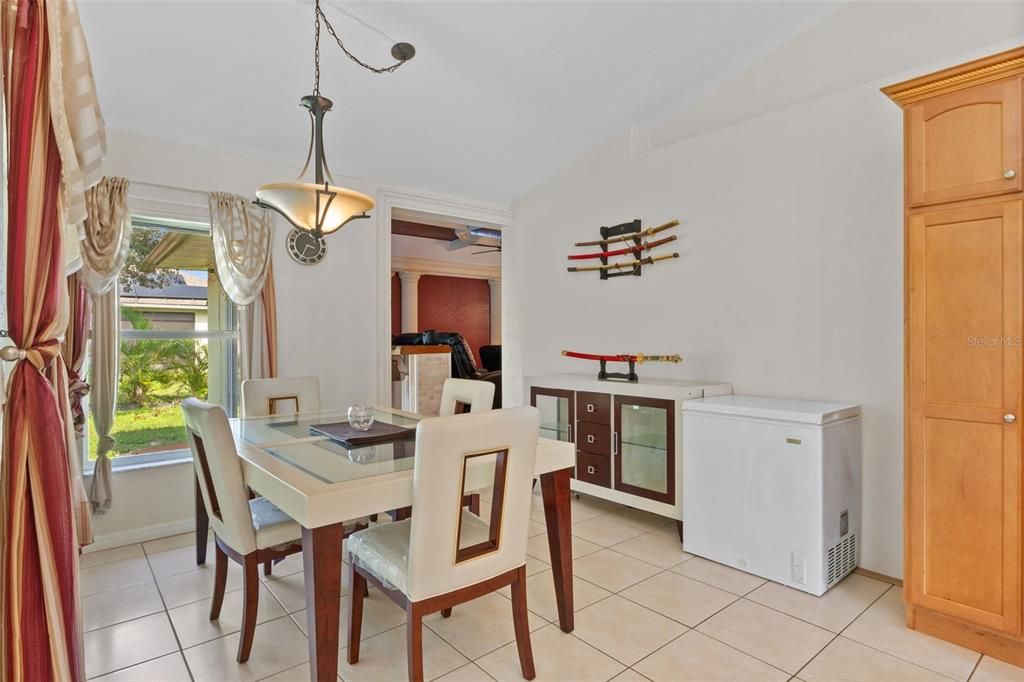 合同活跃: $304,900 (3 贝兹, 2 浴室, 2234 平方英尺)