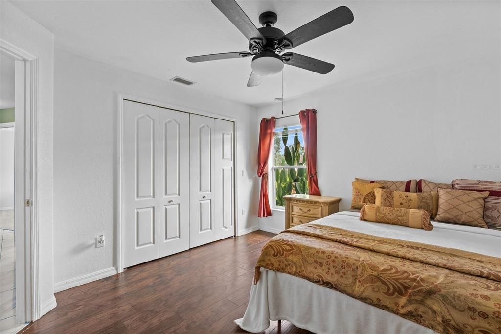 合同活跃: $304,900 (3 贝兹, 2 浴室, 2234 平方英尺)