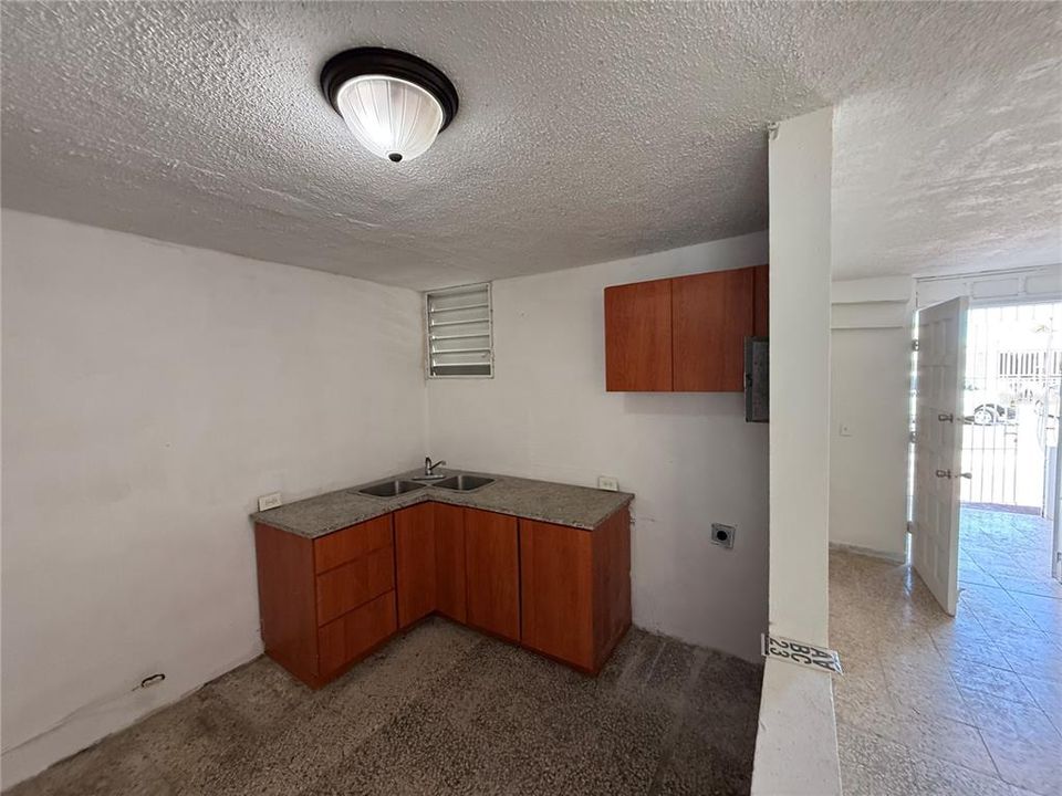 合同活跃: $165,000 (3 贝兹, 2 浴室, 1100 平方英尺)