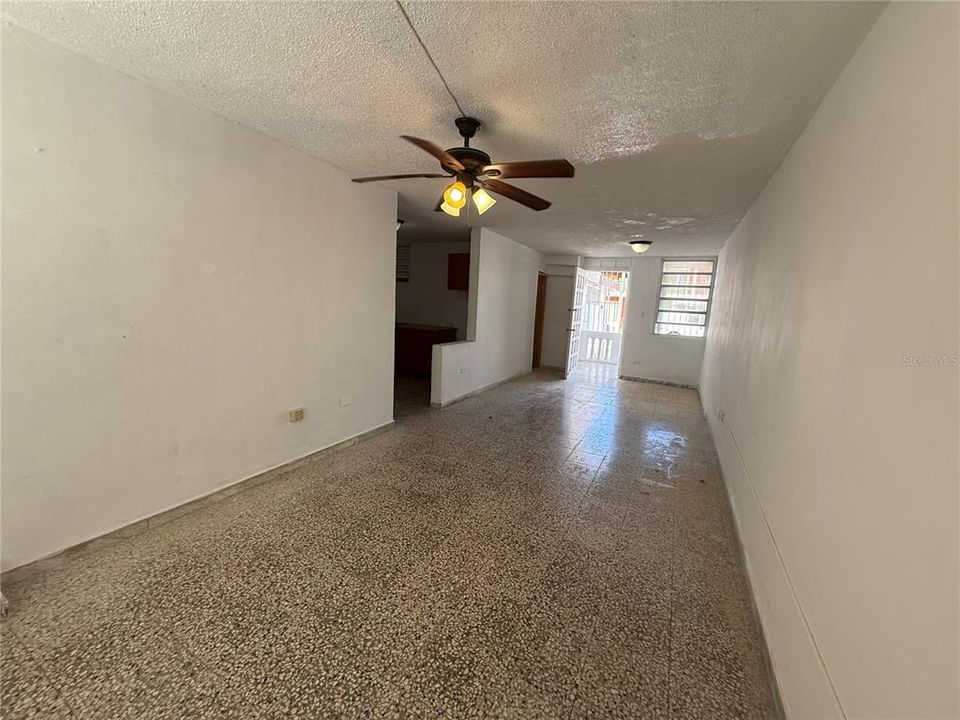 合同活跃: $165,000 (3 贝兹, 2 浴室, 1100 平方英尺)