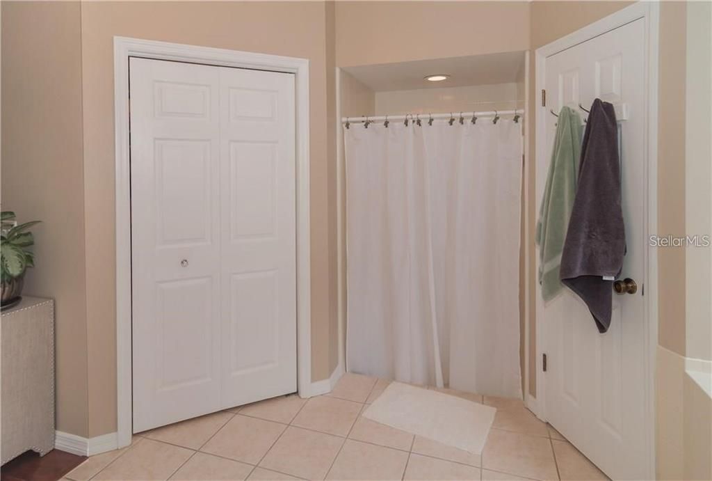 合同活跃: $449,000 (3 贝兹, 2 浴室, 2200 平方英尺)