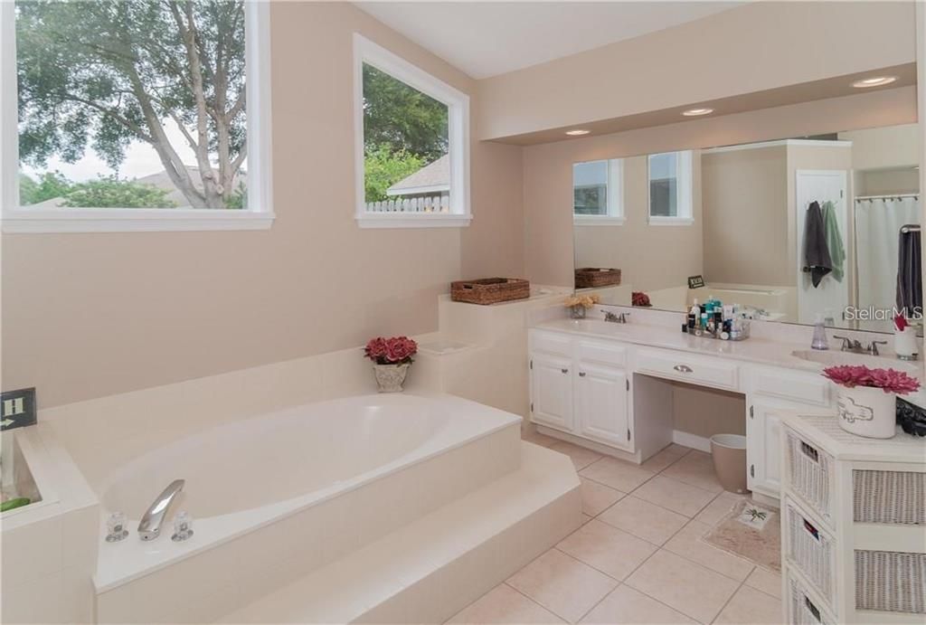 合同活跃: $449,000 (3 贝兹, 2 浴室, 2200 平方英尺)