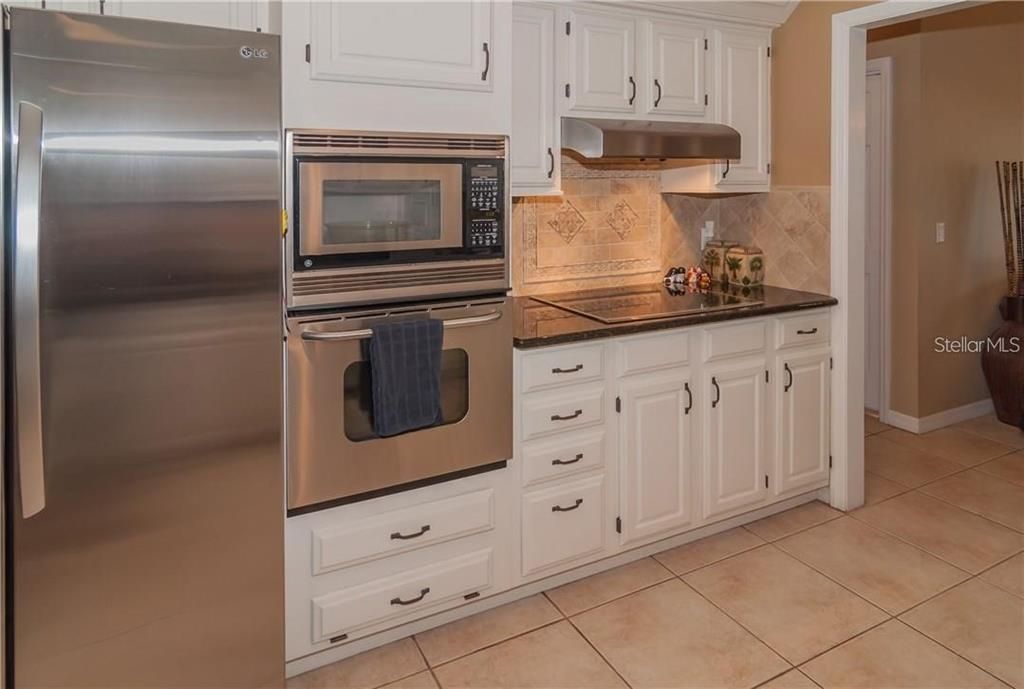 合同活跃: $449,000 (3 贝兹, 2 浴室, 2200 平方英尺)