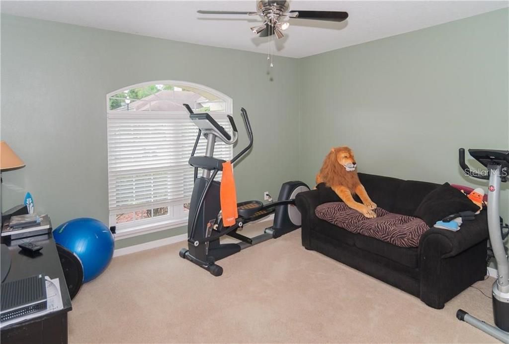 合同活跃: $449,000 (3 贝兹, 2 浴室, 2200 平方英尺)