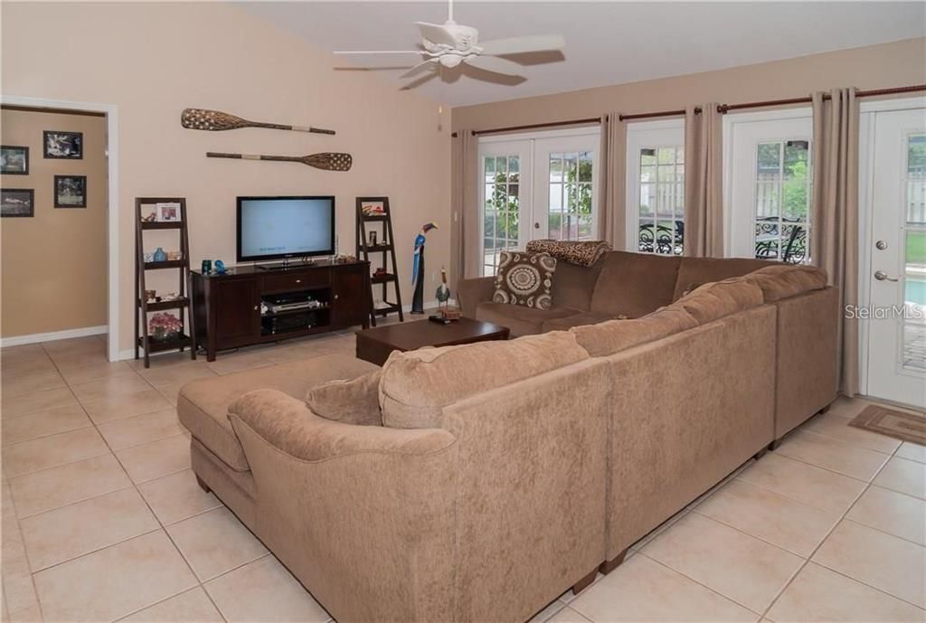 合同活跃: $449,000 (3 贝兹, 2 浴室, 2200 平方英尺)