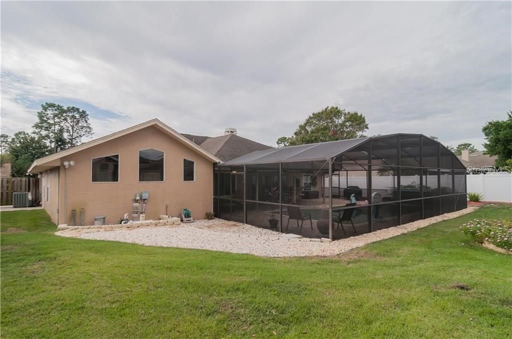 合同活跃: $449,000 (3 贝兹, 2 浴室, 2200 平方英尺)