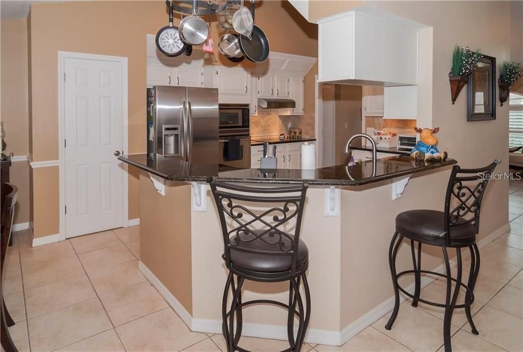 合同活跃: $449,000 (3 贝兹, 2 浴室, 2200 平方英尺)