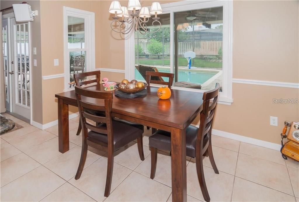 合同活跃: $449,000 (3 贝兹, 2 浴室, 2200 平方英尺)