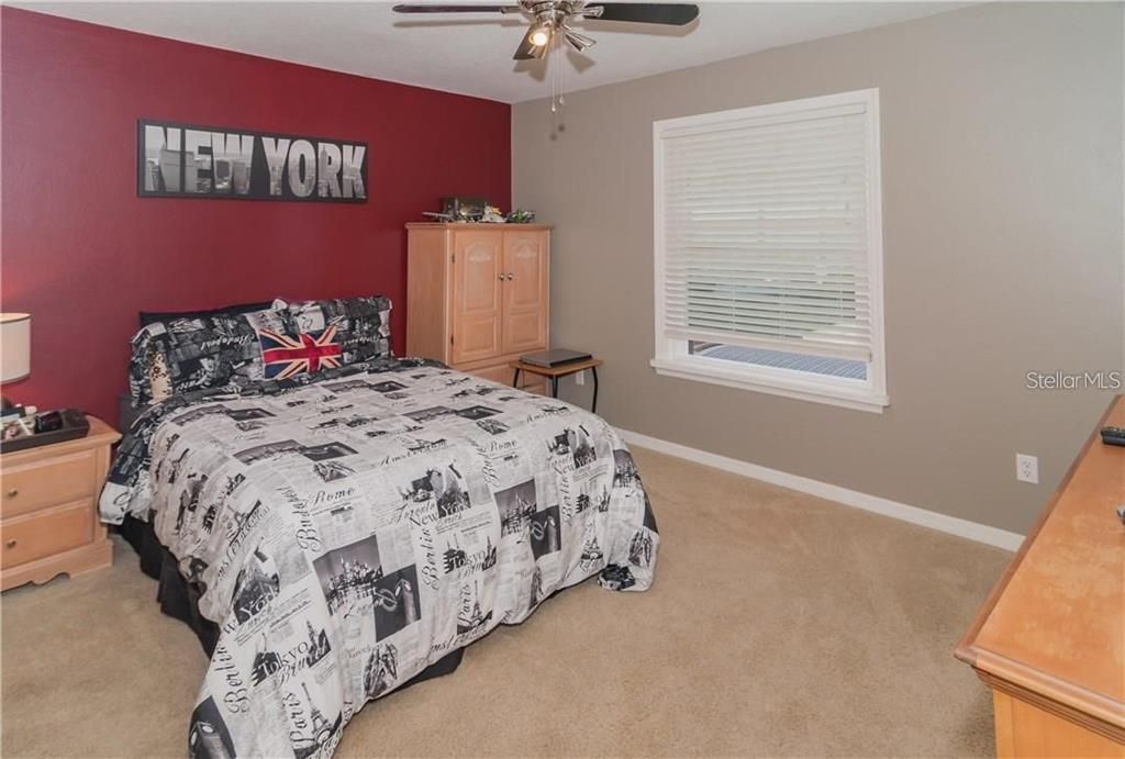 合同活跃: $449,000 (3 贝兹, 2 浴室, 2200 平方英尺)