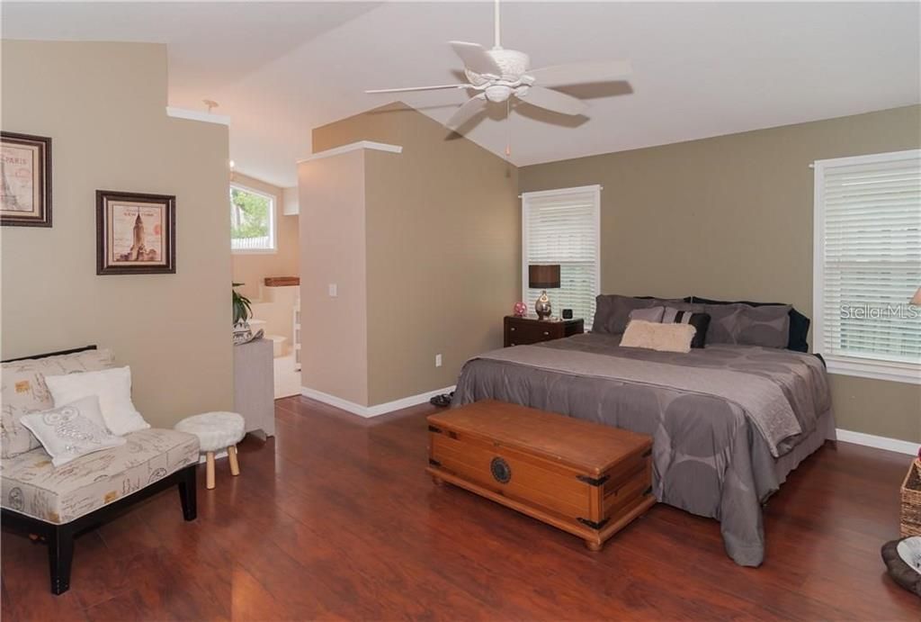 合同活跃: $449,000 (3 贝兹, 2 浴室, 2200 平方英尺)