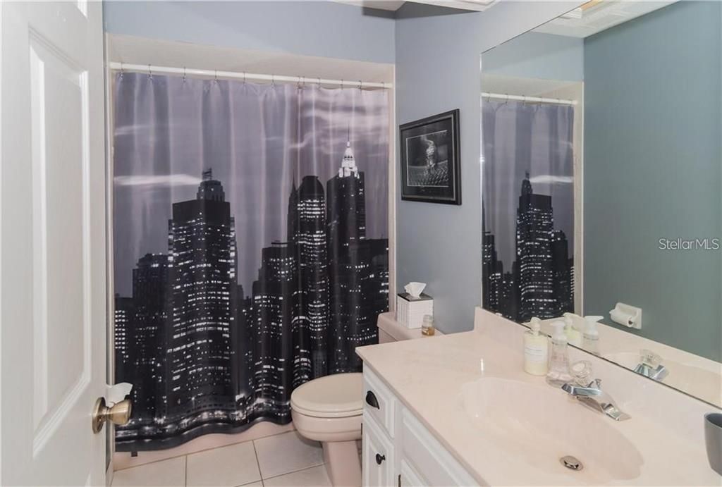 合同活跃: $449,000 (3 贝兹, 2 浴室, 2200 平方英尺)