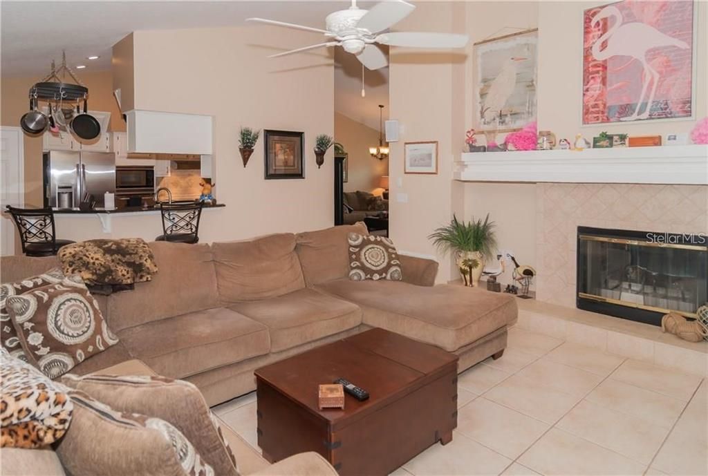 合同活跃: $449,000 (3 贝兹, 2 浴室, 2200 平方英尺)