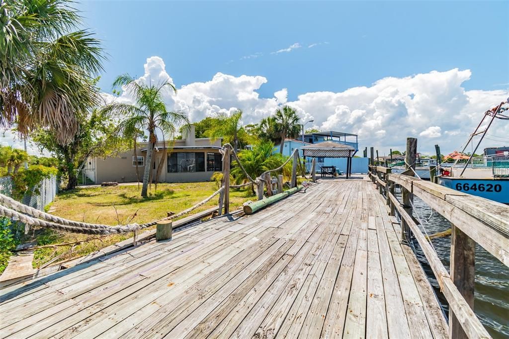 En Venta: $4,000,000 (1.23 acres)