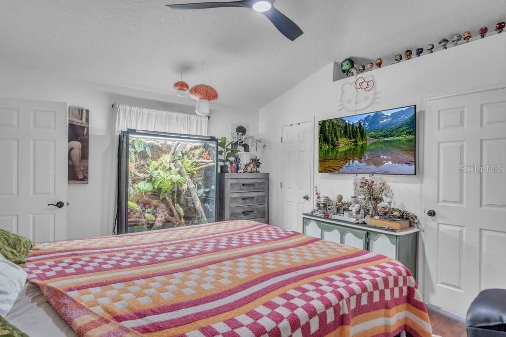 For Sale: $299,900 (3 beds, 2 baths, 1380 Square Feet)