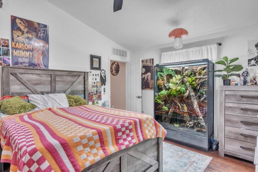 For Sale: $299,900 (3 beds, 2 baths, 1380 Square Feet)