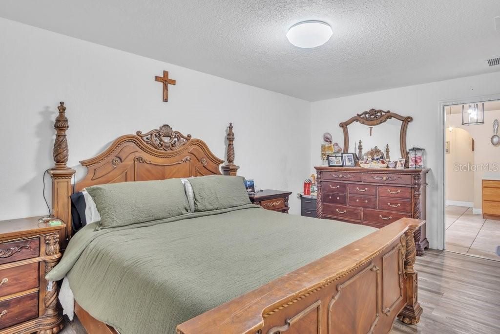 For Sale: $299,900 (3 beds, 2 baths, 1380 Square Feet)