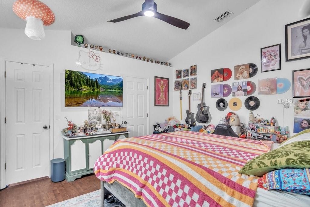 For Sale: $299,900 (3 beds, 2 baths, 1380 Square Feet)