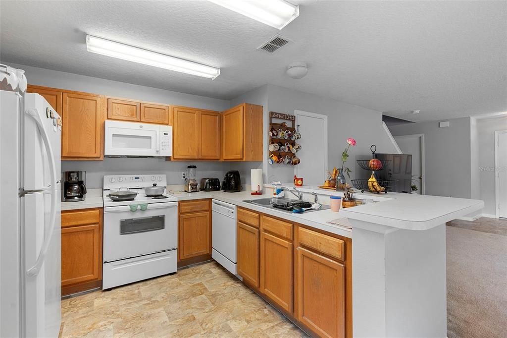 Active With Contract: $350,000 (3 beds, 2 baths, 1671 Square Feet)