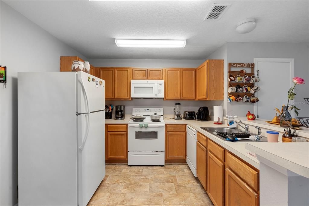 Active With Contract: $350,000 (3 beds, 2 baths, 1671 Square Feet)