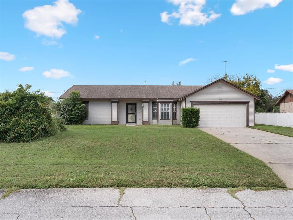 For Sale: $265,999 (3 beds, 2 baths, 1265 Square Feet)