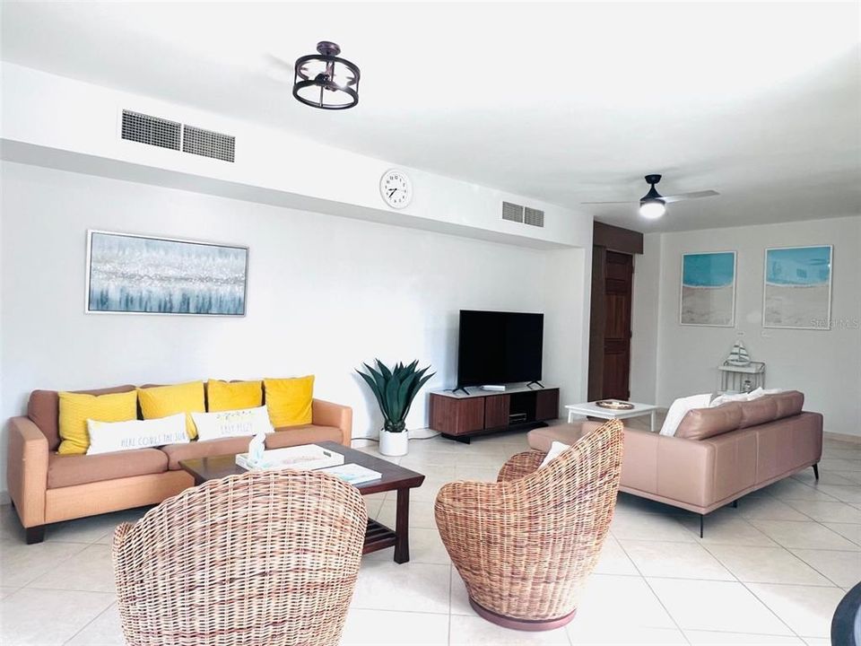 For Sale: $635,000 (3 beds, 3 baths, 2127.9 Square Feet)