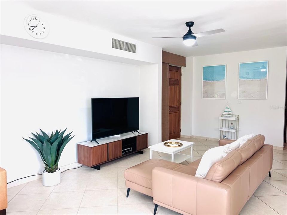 For Sale: $635,000 (3 beds, 3 baths, 2127.9 Square Feet)