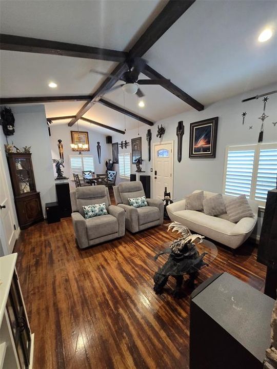 待售: $230,000 (2 贝兹, 1 浴室, 1071 平方英尺)