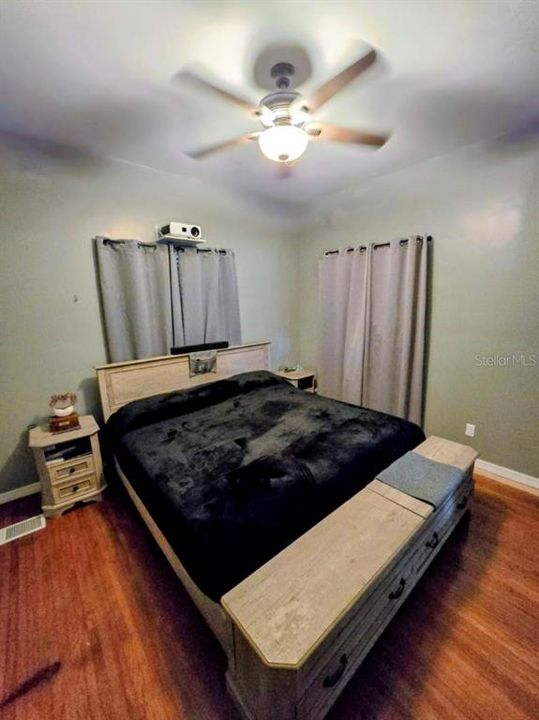 待售: $230,000 (2 贝兹, 1 浴室, 1071 平方英尺)